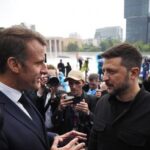 Росія “просто намагається виграти час” на переговорах – Макрон