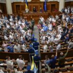 $27 млрд на оборону та заблокована міжнародна допомога. Як уряд і «Слуга народу» домовилися рятувати держбюджет? Деталі від Forbes Ukraine
